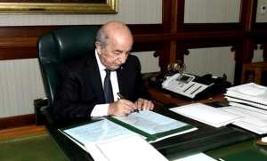 Le président de la République signe deux décrets présidentiels portant mesures de grâce