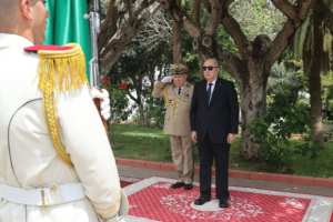 Cérémonie de remise de grades et de médailles: le président de la République arrive au Palais du peuple