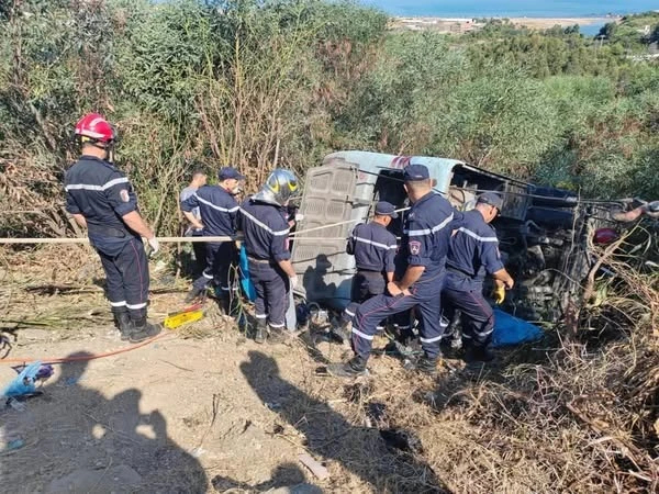 جيجل:وفاة 4 أشخاص و اصابة 35 آخرين بجروح في حادث انقلاب حافلة