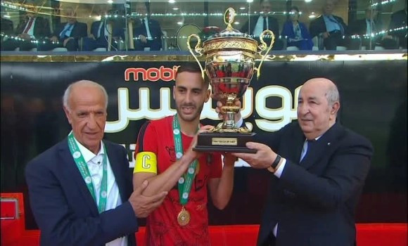 Le président de la République remet le trophée de la Coupe d'Algérie 2025  au capitaine de l'USM Alger