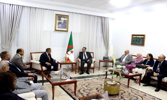 Sonelgaz: Adjal examine les moyens de renforcer la coopération avec une délégation du Syndicat général des travailleurs du secteur public égyptien