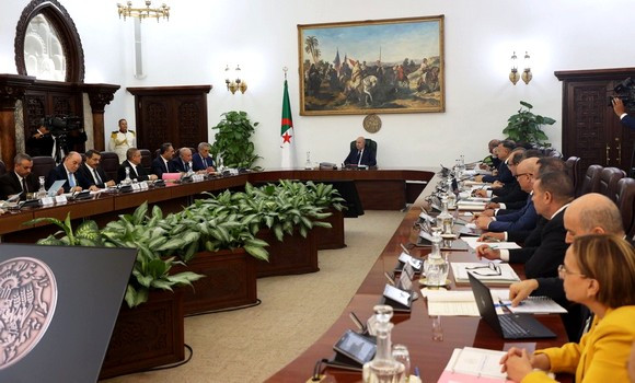 Le président de la République salue les concessionnaires 'uvrant pour une véritable industrie automobile en Algérie