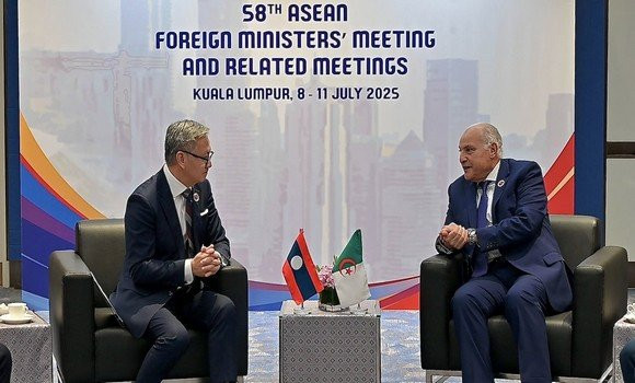 Attaf s'entretient à Kuala Lumpur avec son homologue de la République démocratique populaire du Laos