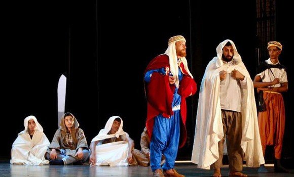 تقديم العرض الشرفي لمسرحية 