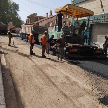 غليزان: الشروع في تلبيس الشطر المهتريء من الطريق الوطني 90 بالخرسانة المزفتة