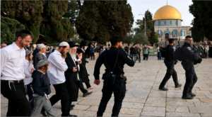 Le roi du Maroc participe à la profanation  de la mosquée Al Aqsa