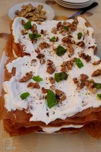 Mille-feuille maison à base de pâte à filo frite et de crème fraîche.