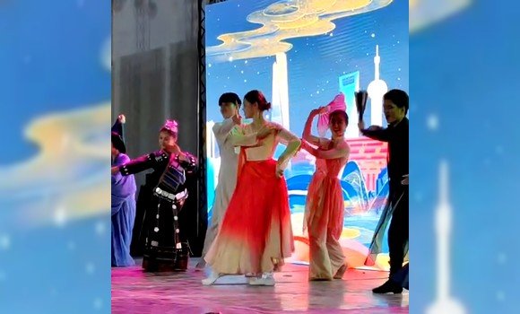 سيدي بلعباس: افتتاح فعاليات الطبعة 15 للمهرجان الثقافي الدولي للرقص الشعبي بحضور جماهيري كبير