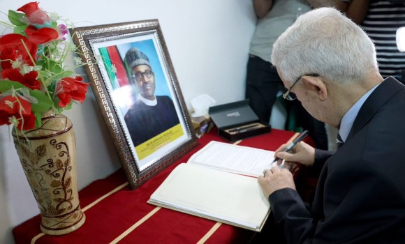 Décès de l'ancien président du Nigéria Muhammadu Buhari : Nasri signe le  registre de condoléances à l'ambassade du Nigéria