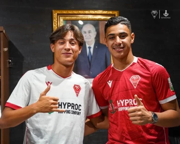 عوجان يوقع رسميا لموسمين في مولودية وهران ... تجديد عقد منديل و ڨوجيل ل5 سنوات