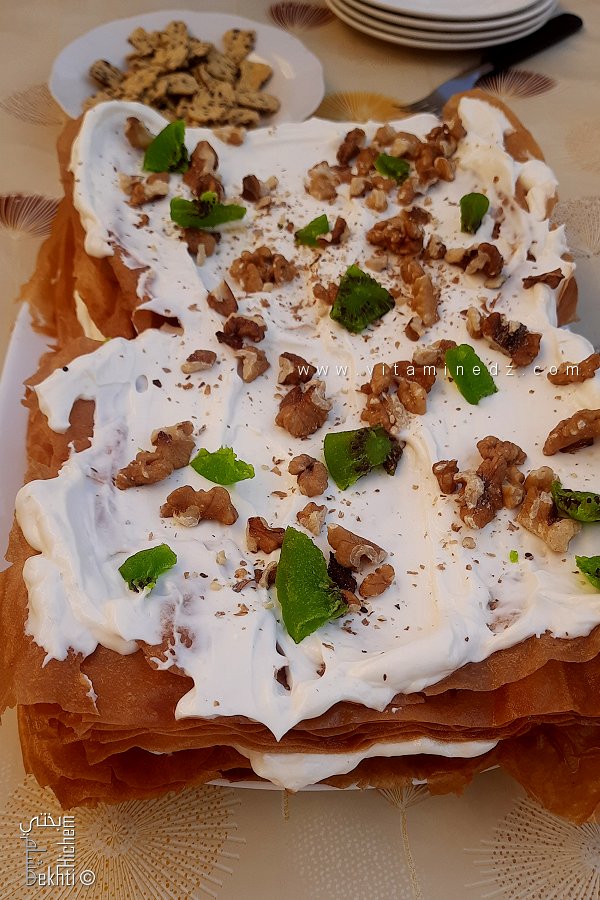 Mille-feuille maison à base de pâte à filo frite et de crème fraîche.