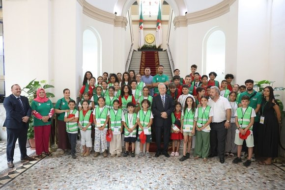 Conseil de la nation: Azzouz Nasri exhorte un groupe d'enfants de la communauté à être fier de leur appartenance à l'Algérie