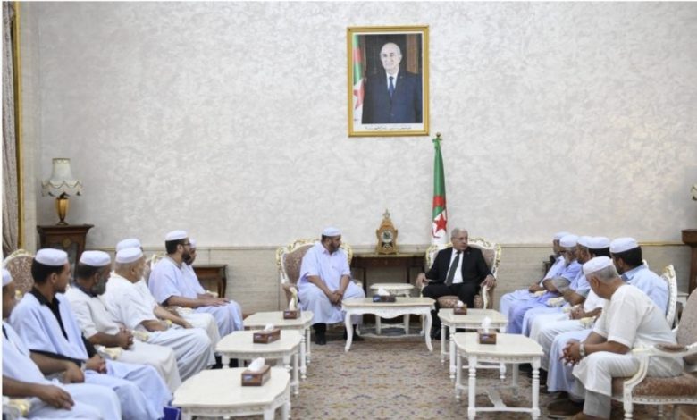 Boughali reçoit une délégation du Conseil des notables de Ksar de Bounoura