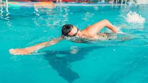 أفضل ساعات السباحة لتفادي الصدمة الحرارية وسرطان الجلد