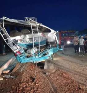 البيض : 6وفيات في اصطدام تسلسلي بين حافلتين وشاحنة