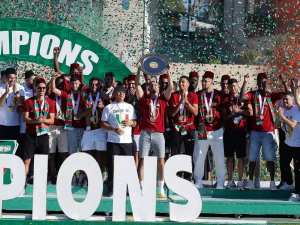 المولودية تتسلم الدرع