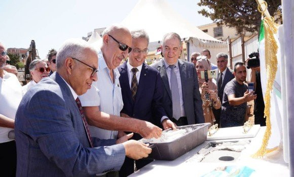 Ballalou pose la première pierre du Centre médico-social des artistes à Aïn Benian (Alger)