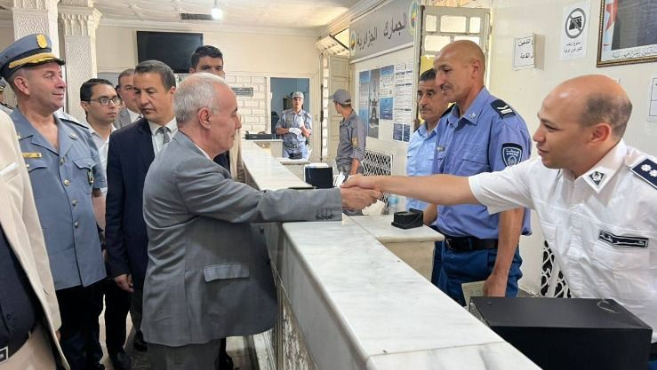 والي تبسة يعاين عملية صرف منحة السفر الجديدة بالمعبر الحدودي 