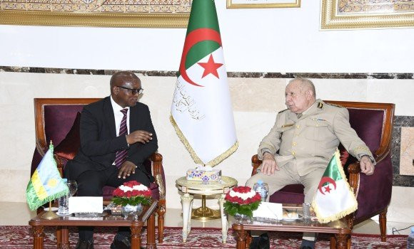 Le Général d'Armée Saïd Chanegriha reçoit le ministre rwandais de la Défense