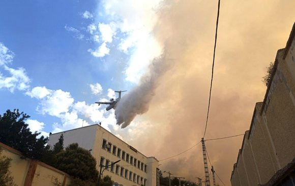 Bordj Bou Arreridj: 10 avions de lutte contre les incendies participent à l'extinction d'un feu dans la commune de Theniet En-Nasr