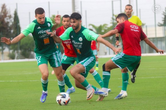 بطولة إفريقيا للاعبين المحليين: مدرب المنتخب الجزائري يعاين عن قرب جاهزية لاعبين في مباراة تطبيقية