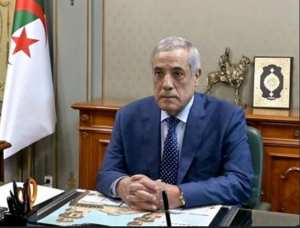 الوزير الأول يستقبل سفير باكستان بالجزائر