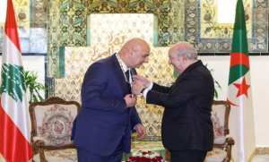 Le président de la République décerne la médaille  Athir  au président libanais