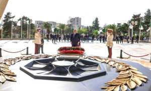 Le président libanais se recueille à la mémoire des martyrs de la Guerre de libération nationale