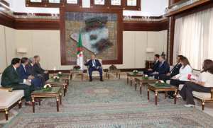 Le président de la République reçoit une délégation médiatique libanaise en marge de la visite du président Joseph Aoun en Algérie