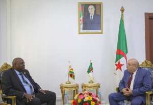 صناعة الأدوية: السيد قويدري يبحث مع سفير زيمبابوي آفاق تعزيز التعاون