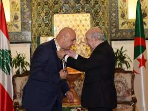 تبّون يقلد عون وسام  أثير