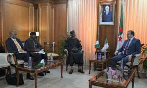 Arkab reçoit le ministre nigérian des Affaires étrangères pour examiner le renforcement du partenariat dans les domaines de l'énergie et des énergies renouvelables