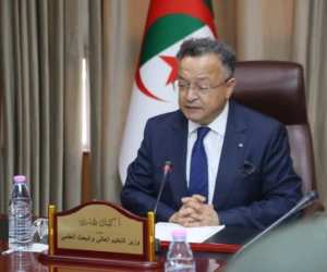 بداري يجتمع بإطارات من الوزارة والديوان  الوطني للخدمات الجامعية