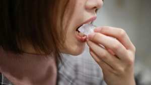 6 أضرار لتناول الثلج في الطقس الحار.. احذرها