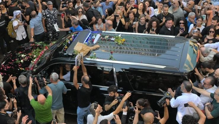 المئات يودعون زياد الرحباني أمام مستشفى خوري في بيروت