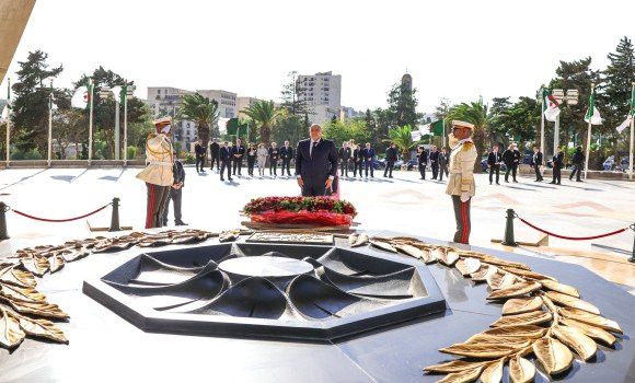 Le président libanais se recueille à la mémoire des martyrs de la Guerre de libération nationale