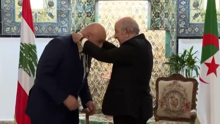 الرئيس تبون يقلّد نظيره اللبناني وساما من المصف برتبة 