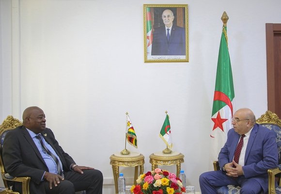 صناعة الأدوية: السيد قويدري يبحث مع سفير زيمبابوي آفاق تعزيز التعاون