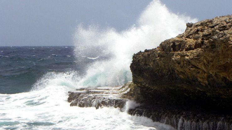 رياح قوية وأمواج عالية في هذه السواحل