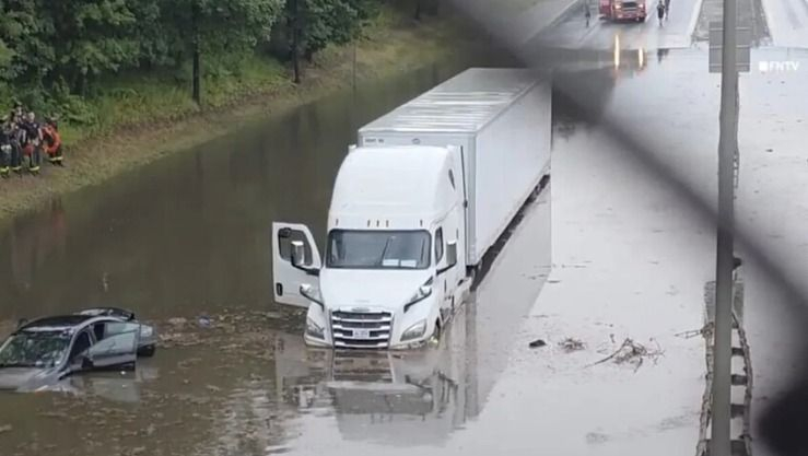 أمطار غزيرة تضرب الساحل الشرقي للولايات المتحدة... وتتسبب في فيضانات مفاجئة