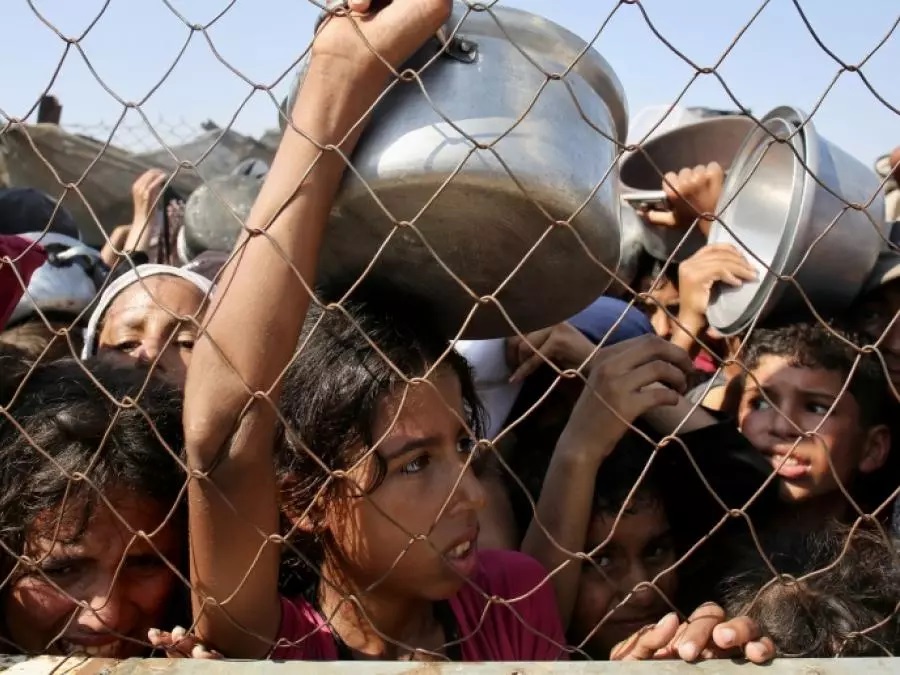 التجويع والمساعدات.. سلاحان في حرب غزّة