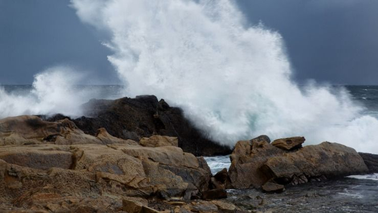 نشرة تحذيرية.. أمواج عالية على عدد من السواحل