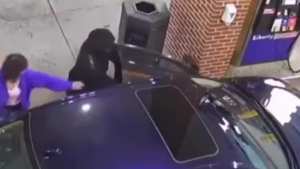 بالفيديو.. لص يسرق سيارة امرأة أثناء تعبئة الوقود في كندا