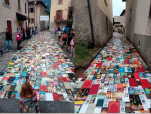 La rue d'un village italien pavée de 3000 livres
