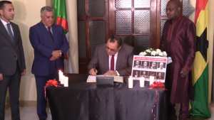 وزير الاتصال يوقّع على سجل التعازي بسفارة غانا بعد فاجعة تحطّم مروحية عسكرية