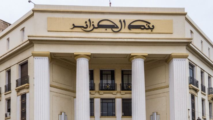 بنك الجزائر يُحذّر من استغلال غير قانوني لحق الصرف في رحلات الخارج