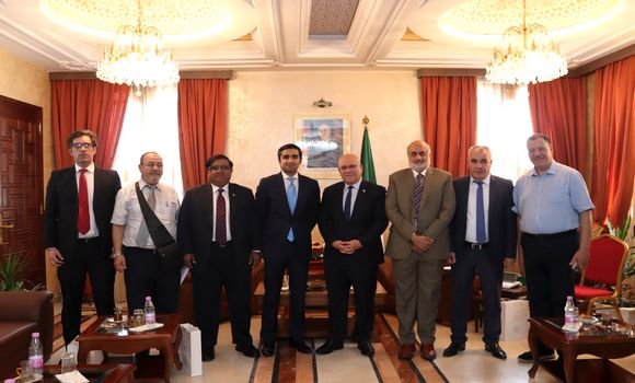 السيد شرفة يستقبل مسؤولا عن مجمع باكستاني لصناعة الأسمدة 