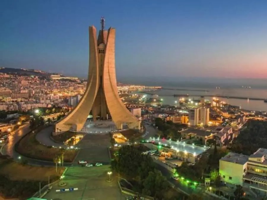 350 سبّاحاً في سباق عبور خليج الجزائر