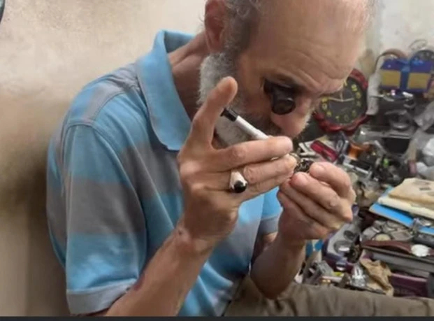 رغم ظهور الساعات الرقمية والذكية.. ورشة عمي لحضر  لا تزال تحتفظ  بمكانها