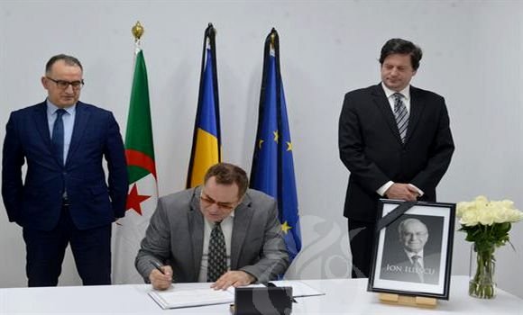 مزيان يوقّع على سجل التعازي